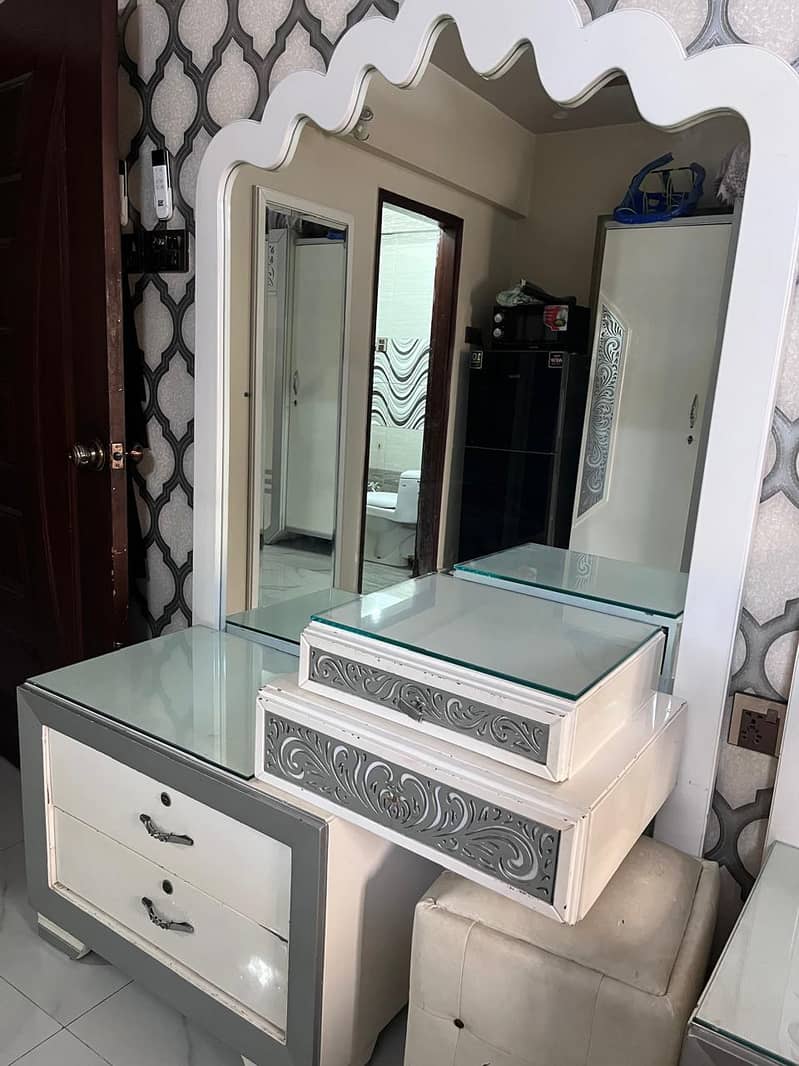 dressing table / vanity 1