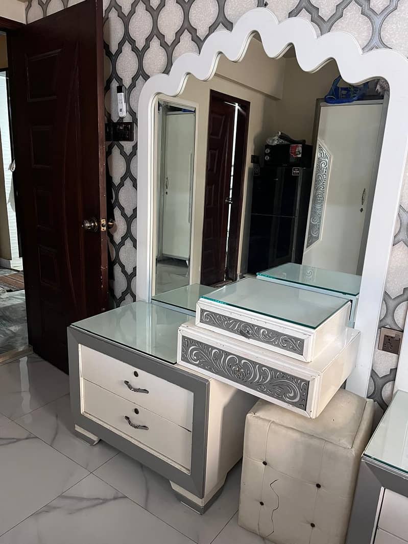dressing table / vanity 2