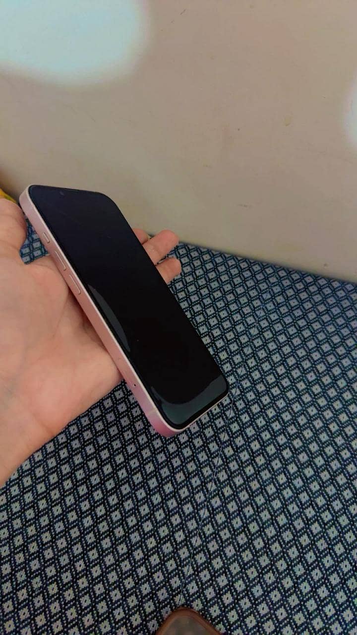 iphone 13 10/10 condition 2