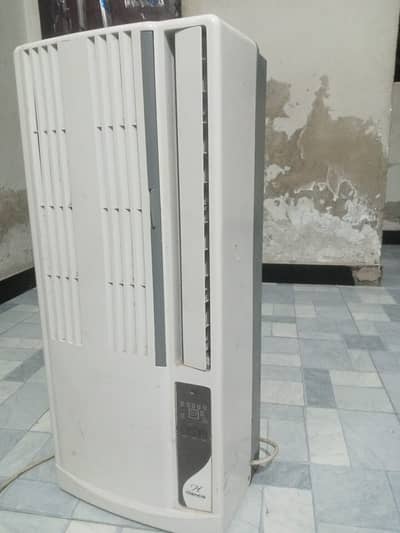 220 Watts Windows Ship AC in Good Condition | Best for small room