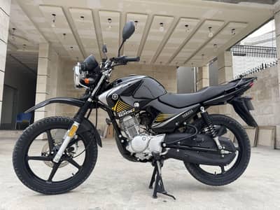 Yamaha YBR 125G 2025 - Metallic Black - Zero Meter Condition