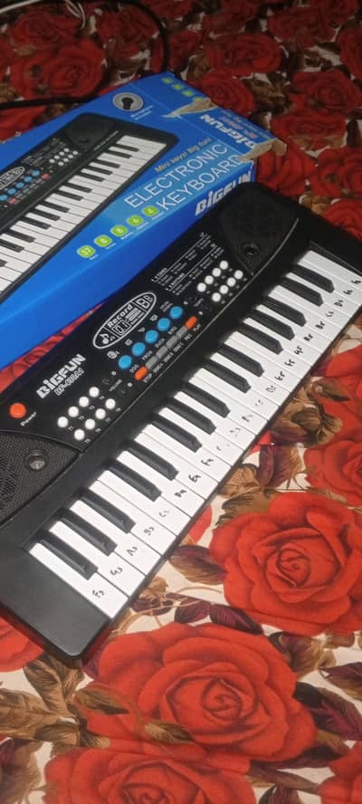ELECTRONIC PIANO 37 KEY KEYBOARD WITH MIC 