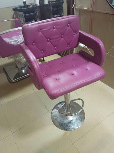 2 cutting chair 30k 2 makeup chair 50k