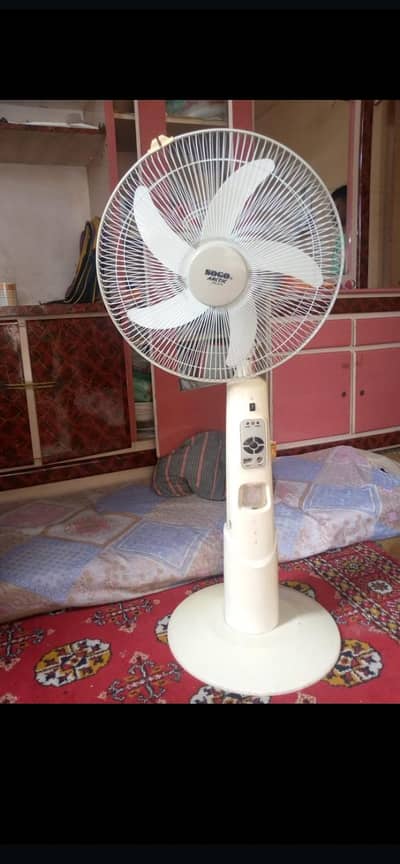 sogo 12 wats chargeable fan achi condition me hy srf batry new lgy gi