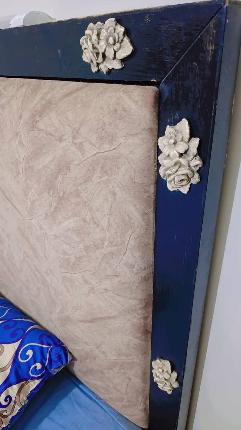 Bed with dressing table 0