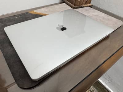 Macbook Air 2020 8/256 i3