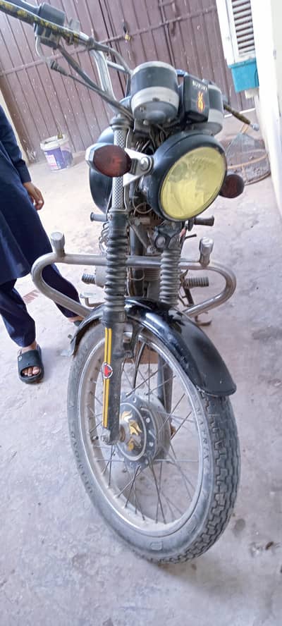 Suzuki GS150 with premium number plate MNK 123