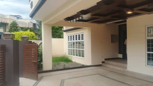 Highly-Coveted 27 Marla House Is Available In Bahria Town - Safari Villas For Sale