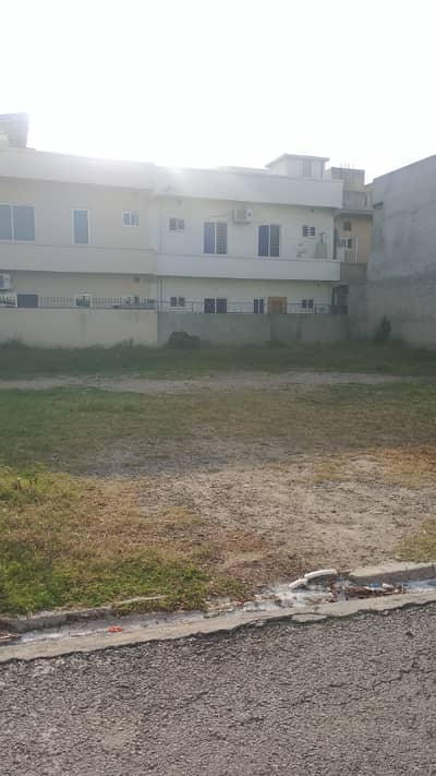 10 Marla (35*65) Heighted Location Residential Plot for Sale in O9 Police Foundation