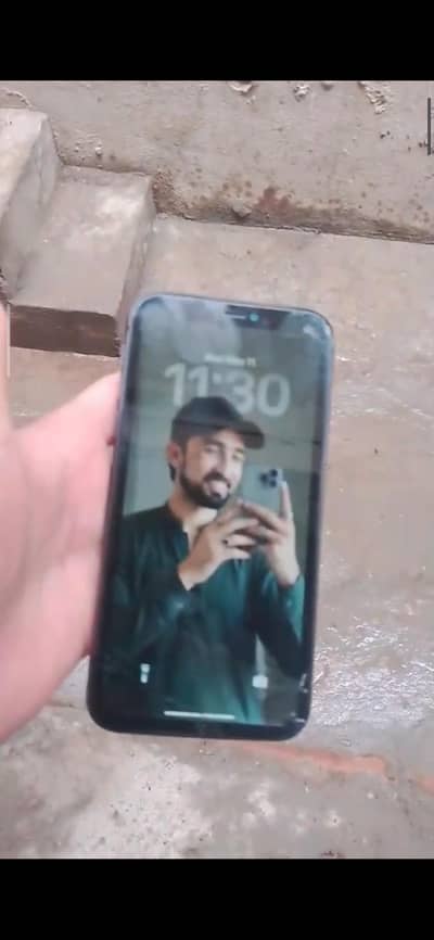 iPhone 11 64 GB Non PTA Phone Bilkul Smooth Hai camera aur speakers
