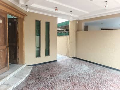 10 MARLA FULL HOUSE LIKE NEW AVAILABLE FOR RENT IN DHA PHASE 3