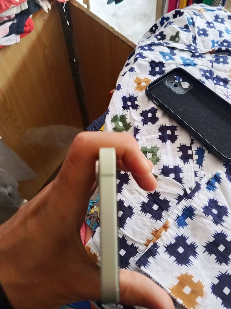 iPhone 12 4