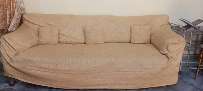 3+1+1 sofa set good condition   with covers
