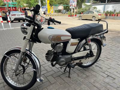 Yamaha 100cc 2-Stroke 1986 Modified White | Strong Engine | Karachi