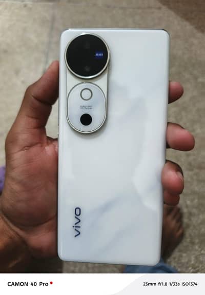 Vivo V40 5G. 12+12gb,  256gb.   5500mah