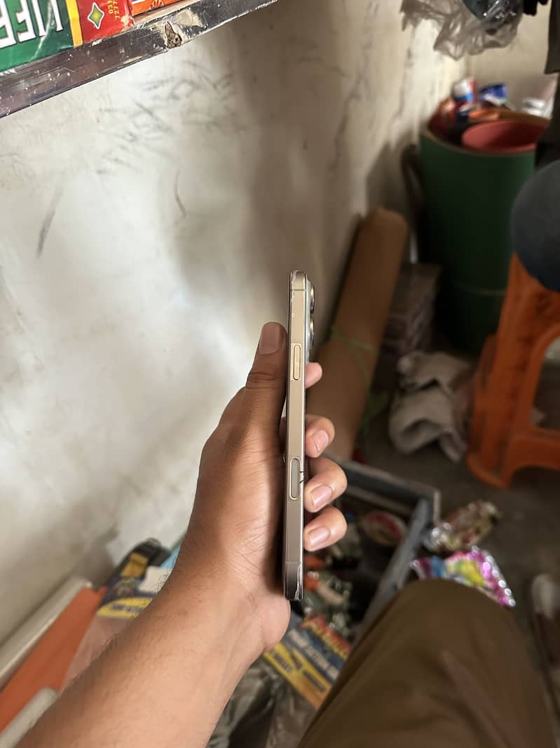 Iphone 16 pro max 5