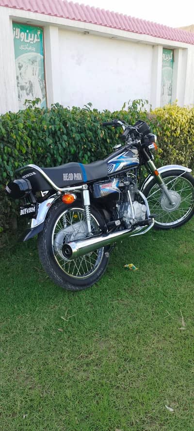 Honda 125.2025 pakka model. colour black. condition 10/10. meter 5000