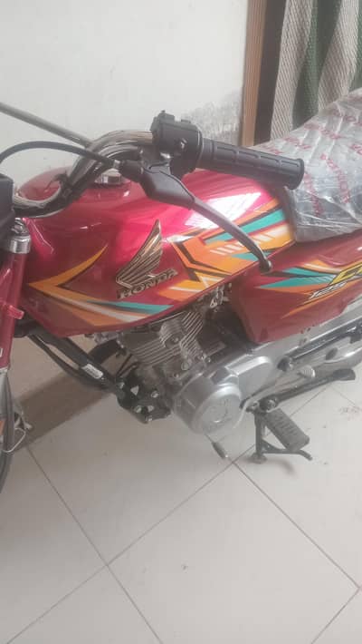 Honda 125 Red colour zero meter jes bahi ne lena ho wo chat py msj kar