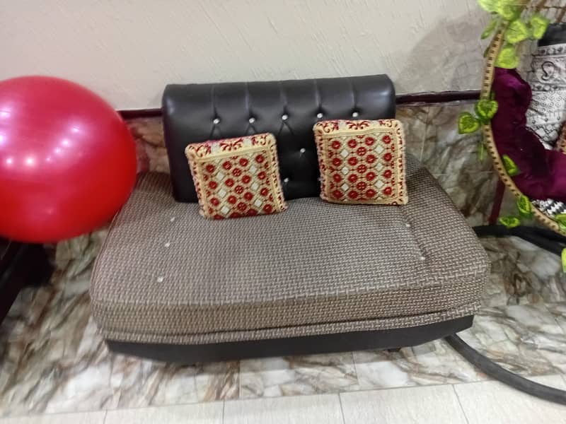 4 seater sofa 0