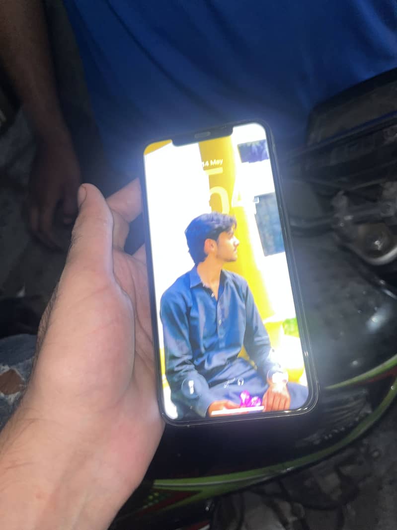 iPhone 11 Pro Max 4
