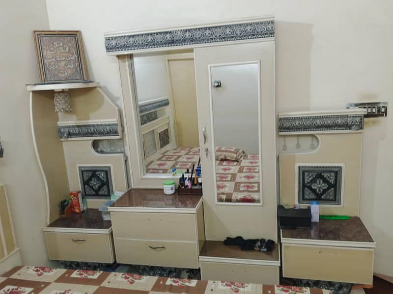bed with corners and dressing table 2