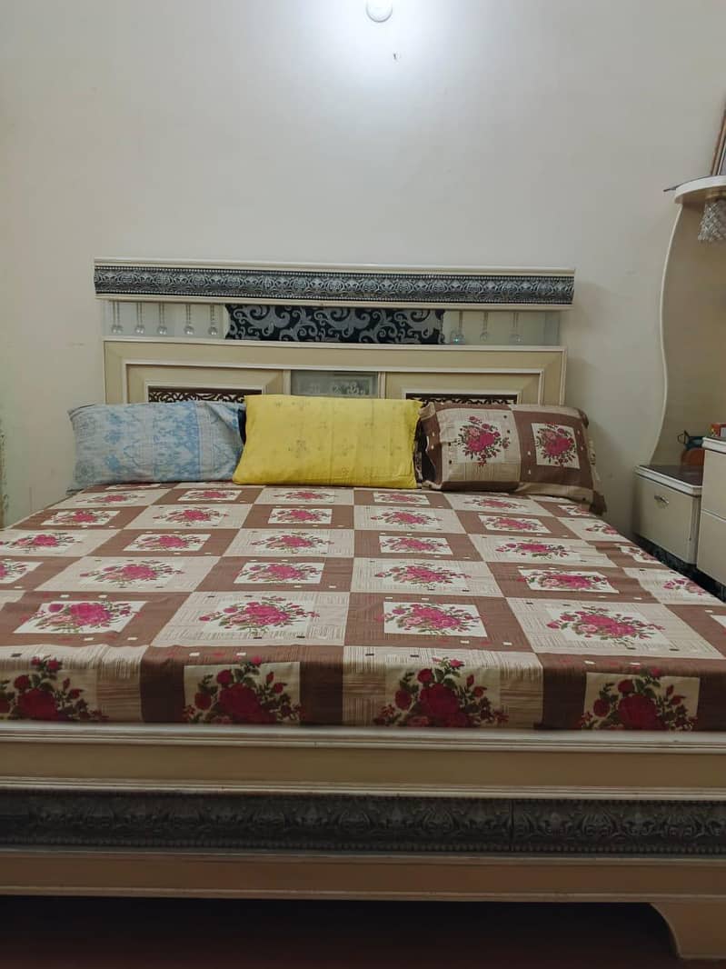 bed with corners and dressing table 0