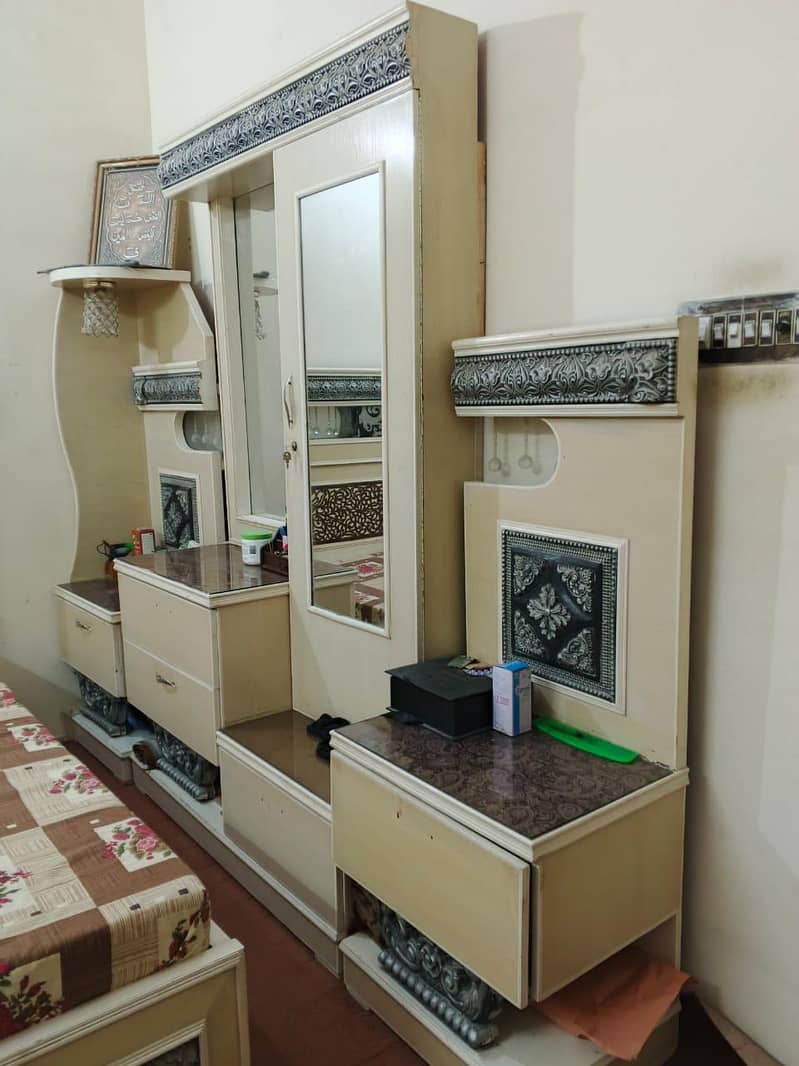 bed with corners and dressing table 3
