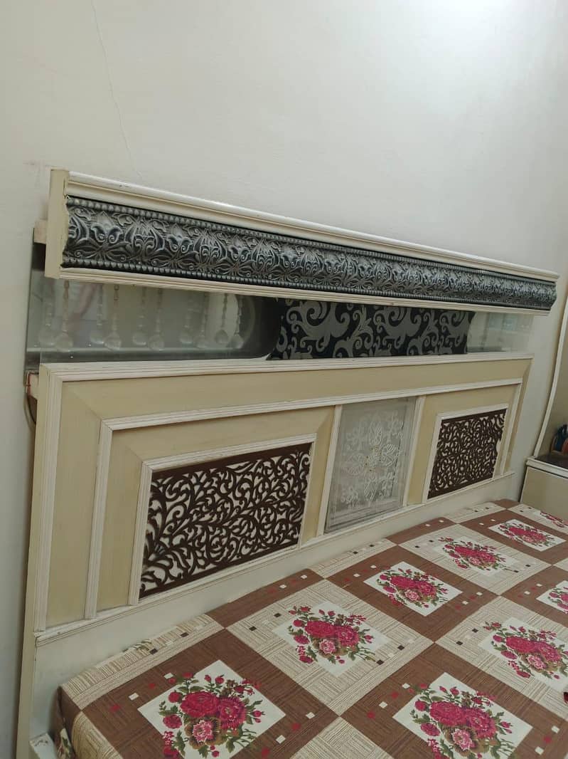 bed with corners and dressing table 4