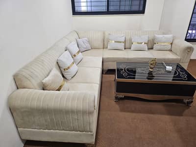 7 sitter sofa (L) safe and table  new condition bahut kam use Hua Hai