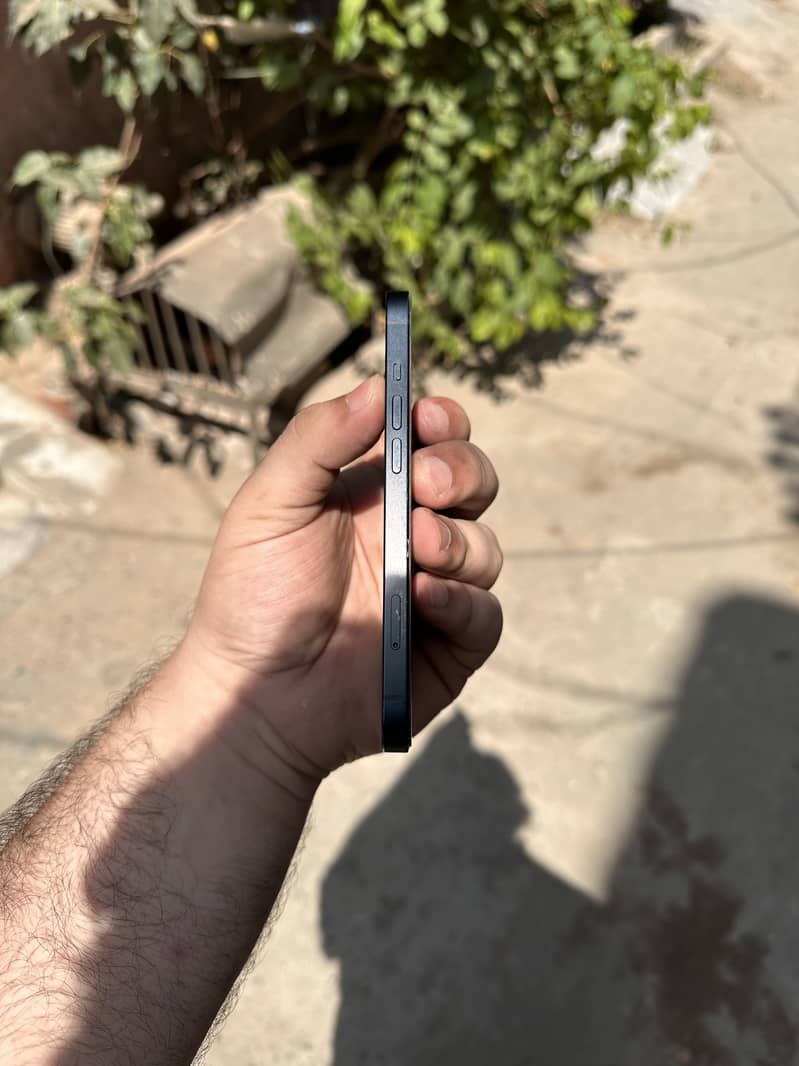 iPhone 13 4
