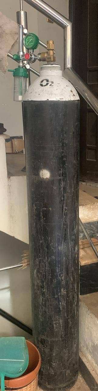 Oxygen cylinder with regulator  19 L