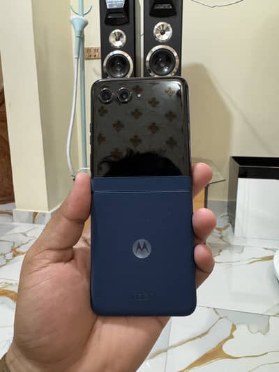 Motorola Razr flip 2025 Model  Pantone Gibraltar Sea  Color