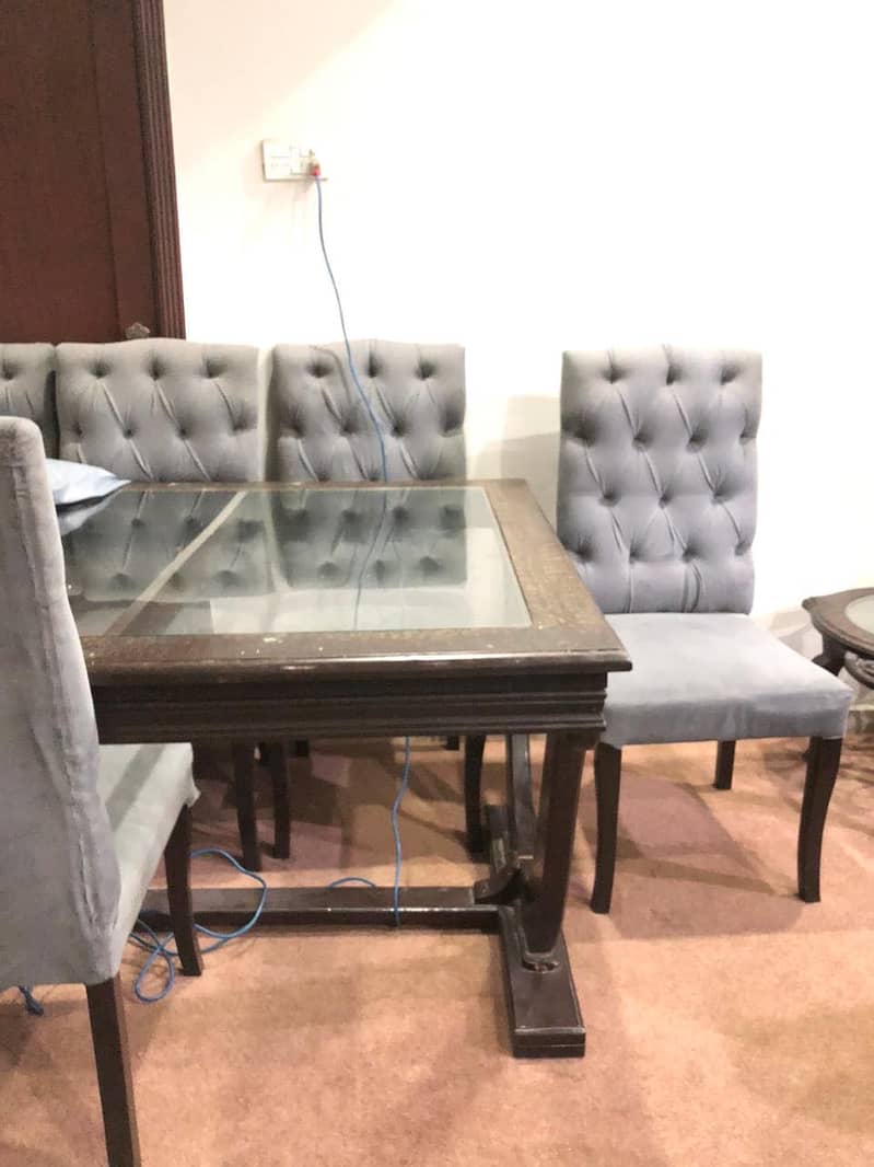 Dinning table good condition 0