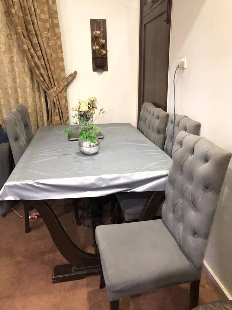 Dinning table good condition 1