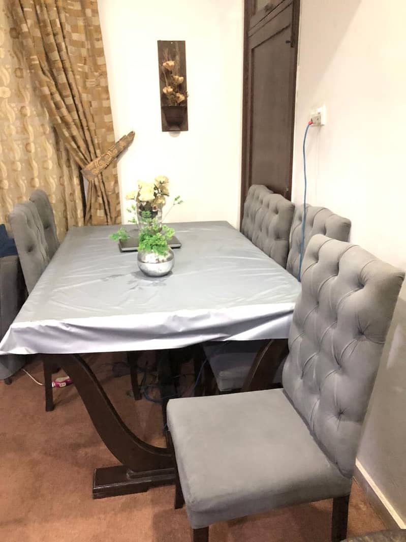 Dinning table good condition 3