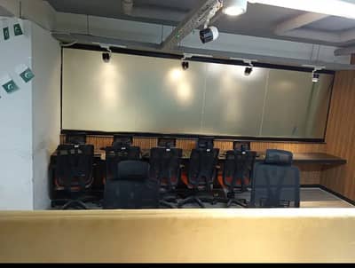 Chance Deal : 650 Sqft 20 Cubicles Furnished Call Center / Software House In Prime Location Of Shah rah e Faisal At Low Rent.