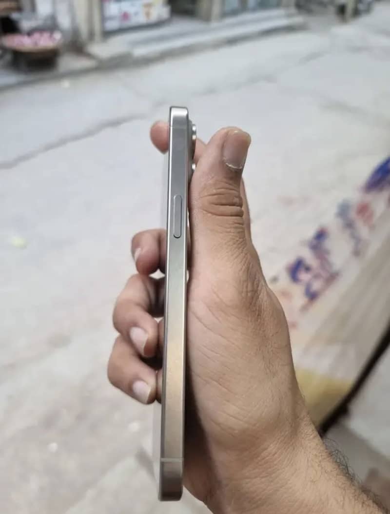 iPhone 15 Pro Max 2