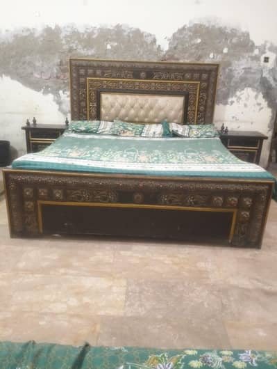 1 Master bed with 2 side tables