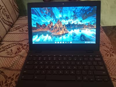 chorme book 4/32 GB. With charger and mousepad. 