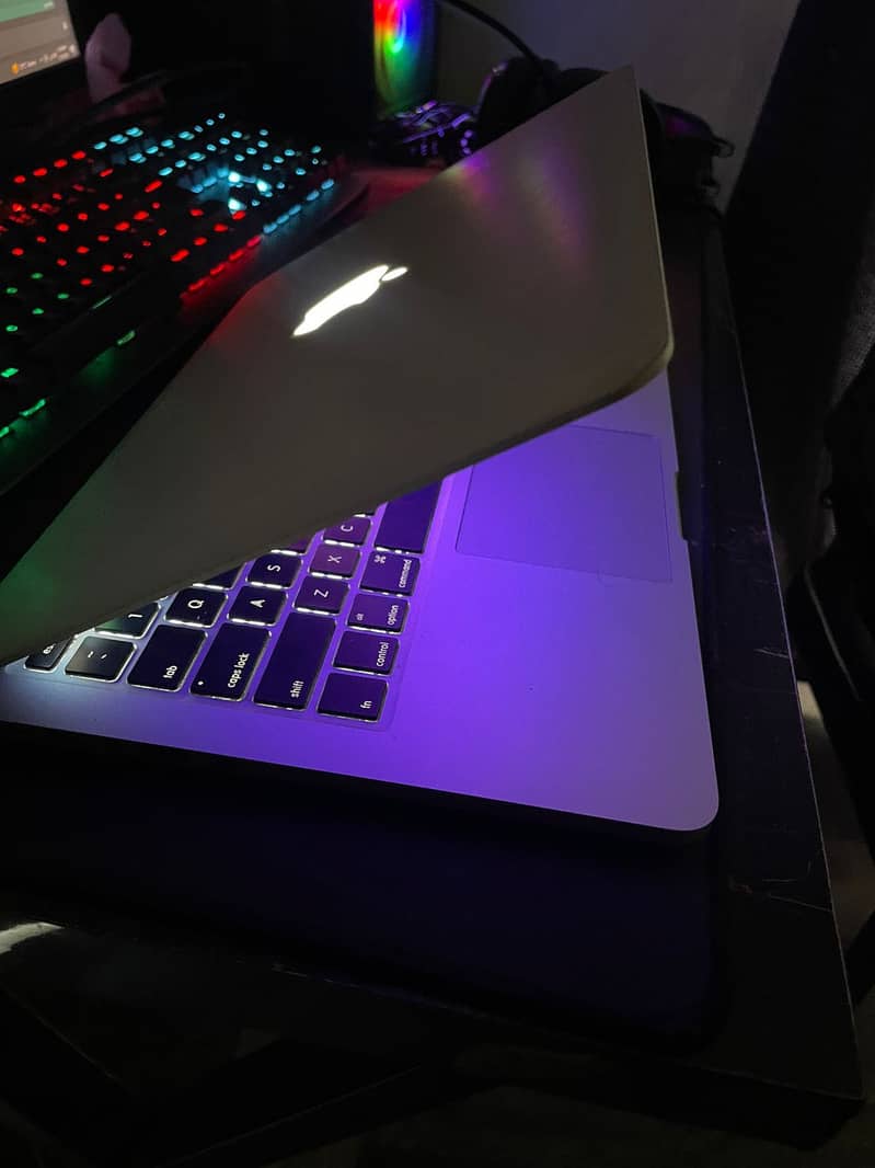 Macbook pro (2015) good condition 2