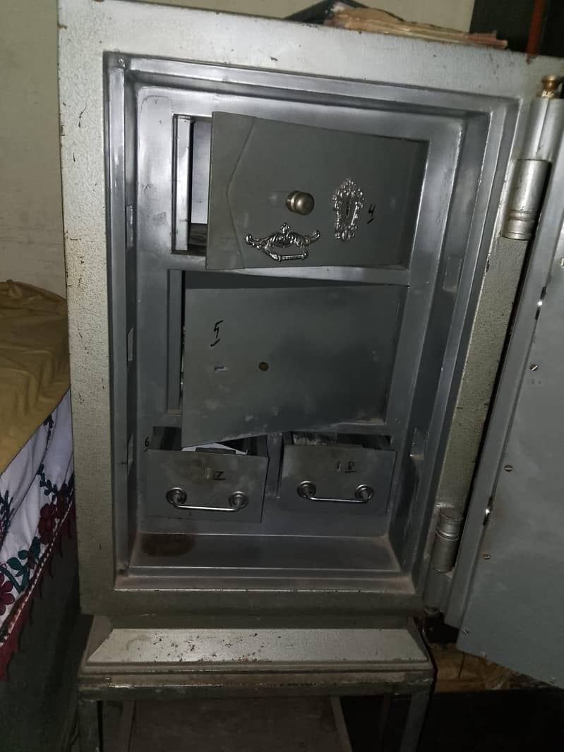دکان اور آفس کے لیے مضبوط لوہے کی تجوری - بہترین حالت میں 3