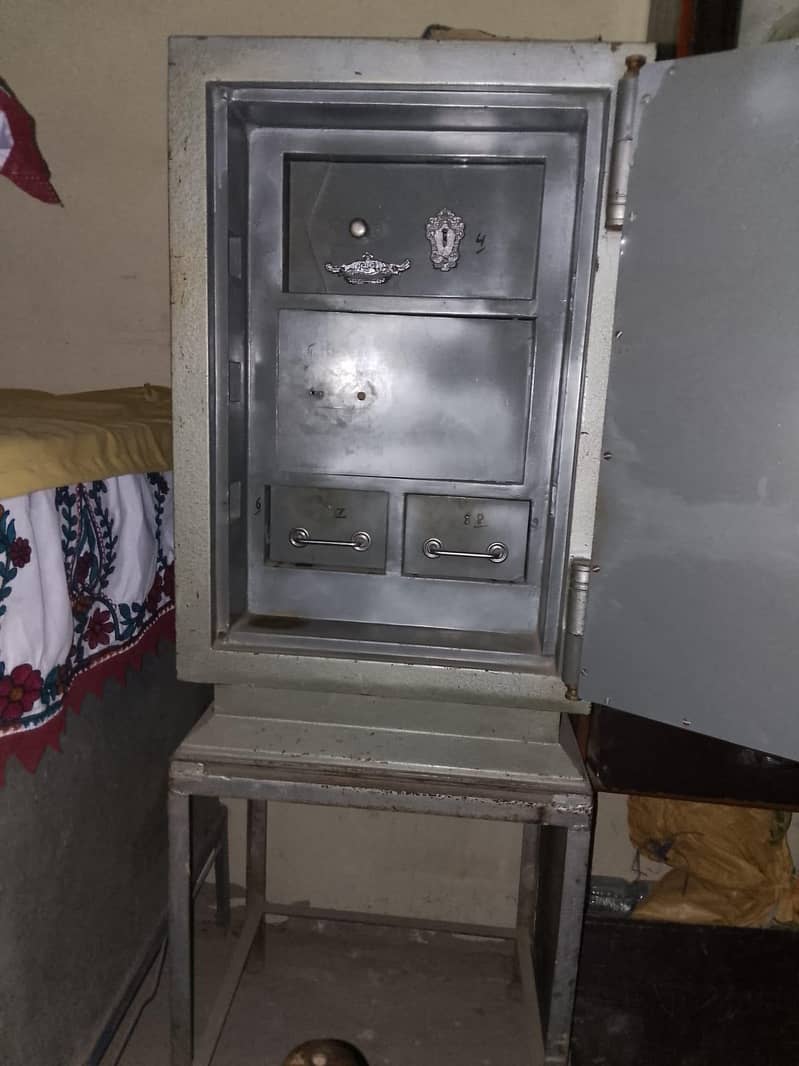 دکان اور آفس کے لیے مضبوط لوہے کی تجوری - بہترین حالت میں 4