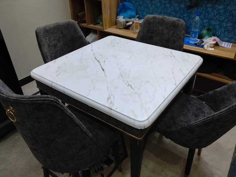 Dinning table 0