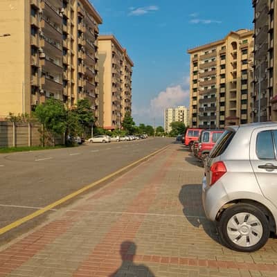 10 MARLA 3 BEDROOM APARTMENT AVAILABLE FOR RENT