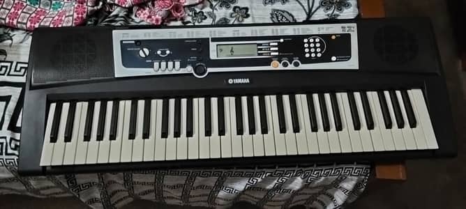 Yamaha 61 Keys Electronic Keyboard Piano/ With Sp2 speakers