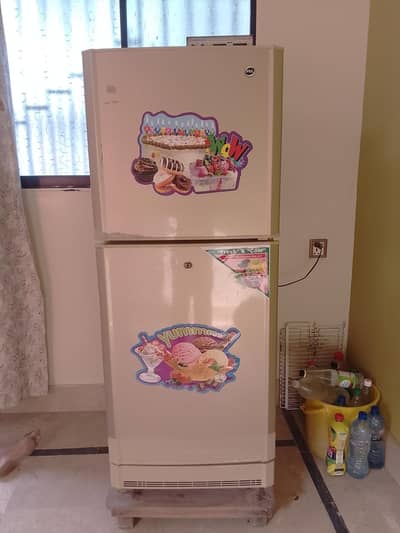 pel  Medium Size double Door fridge Top freezer working condition