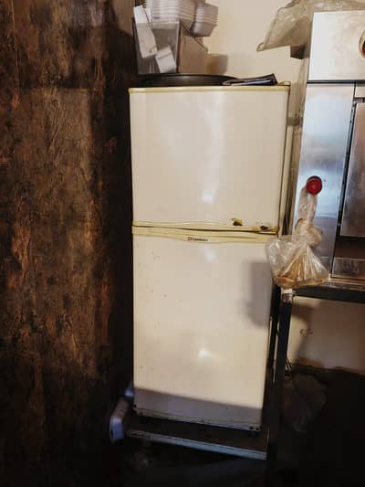 medium fridge for emergency sal bot achi condition ma