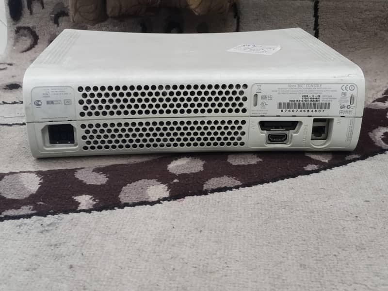 X BOX 360 WITH ONE CONTROLLER  1