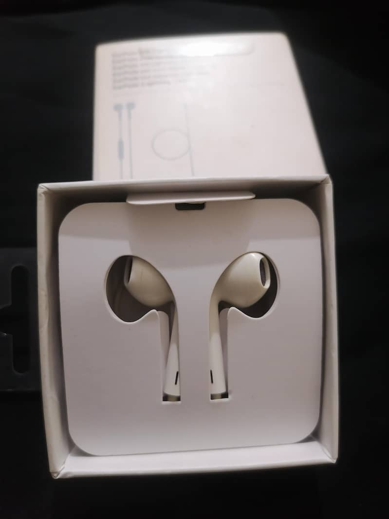 iphone handfree. . . 1