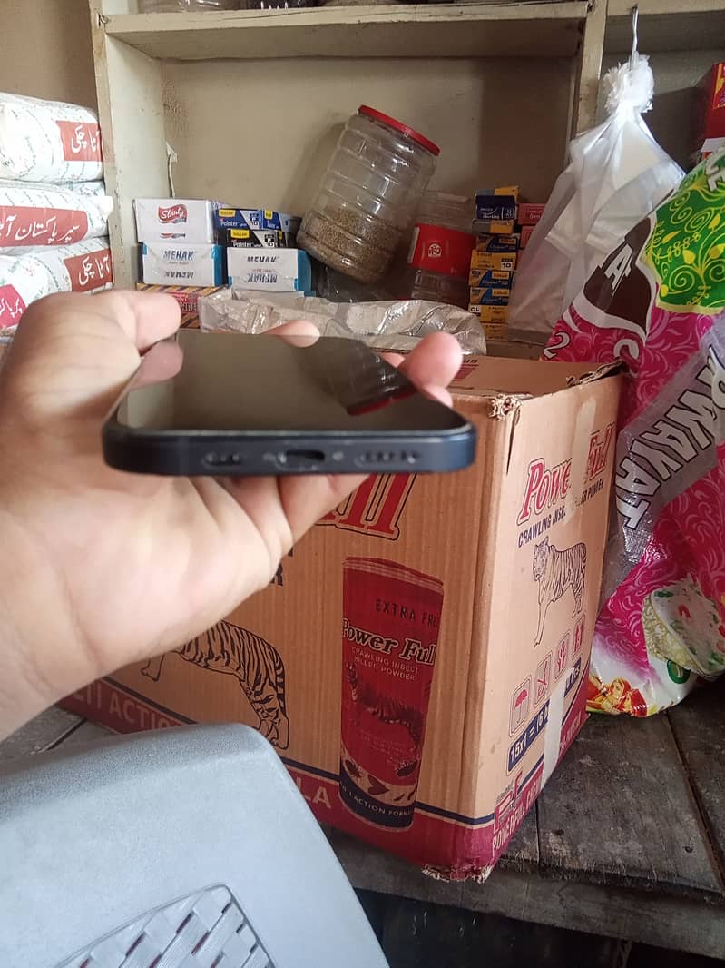 Apple iPhone 12 4